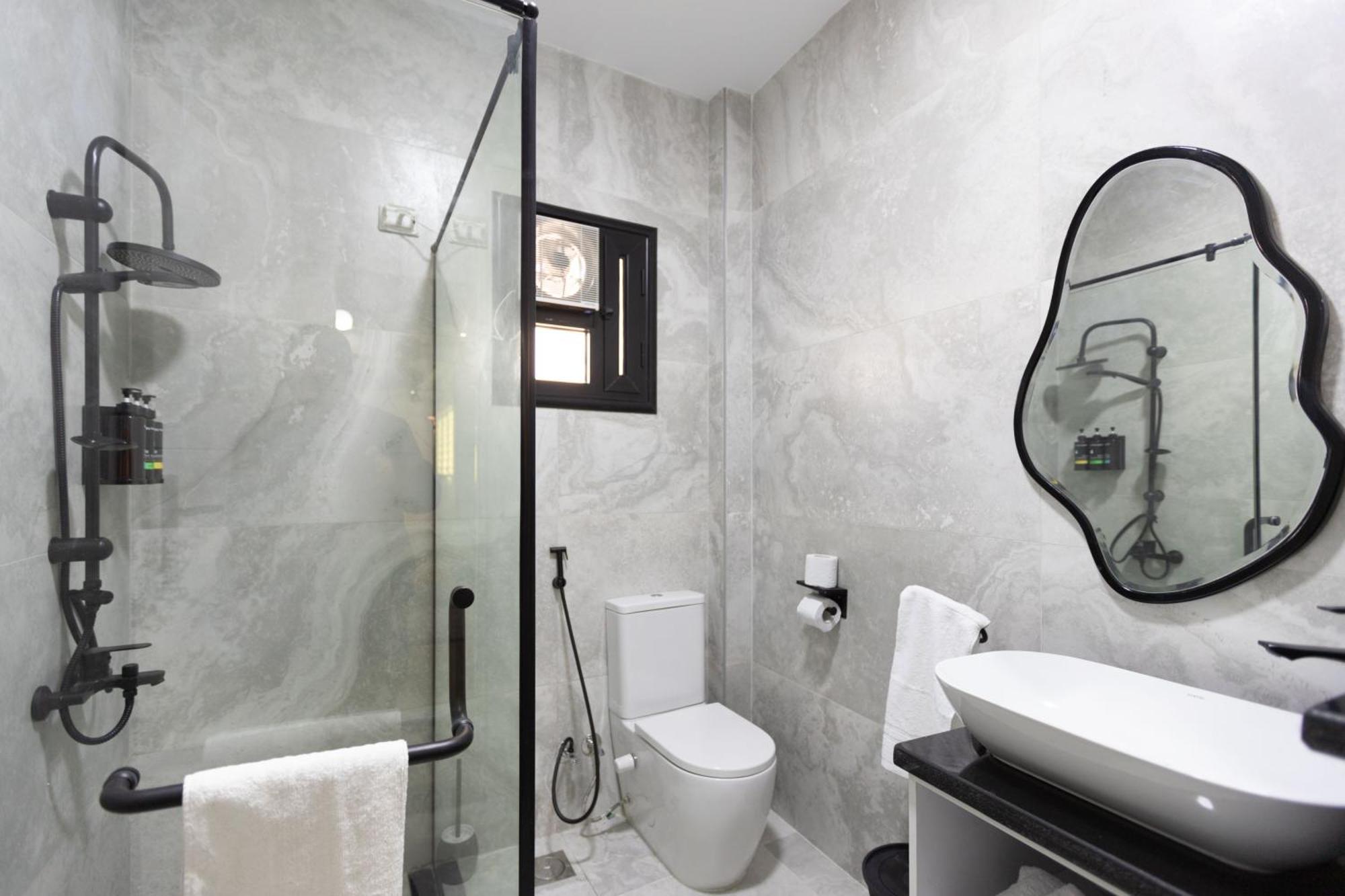 Stylish In Center Apartment *