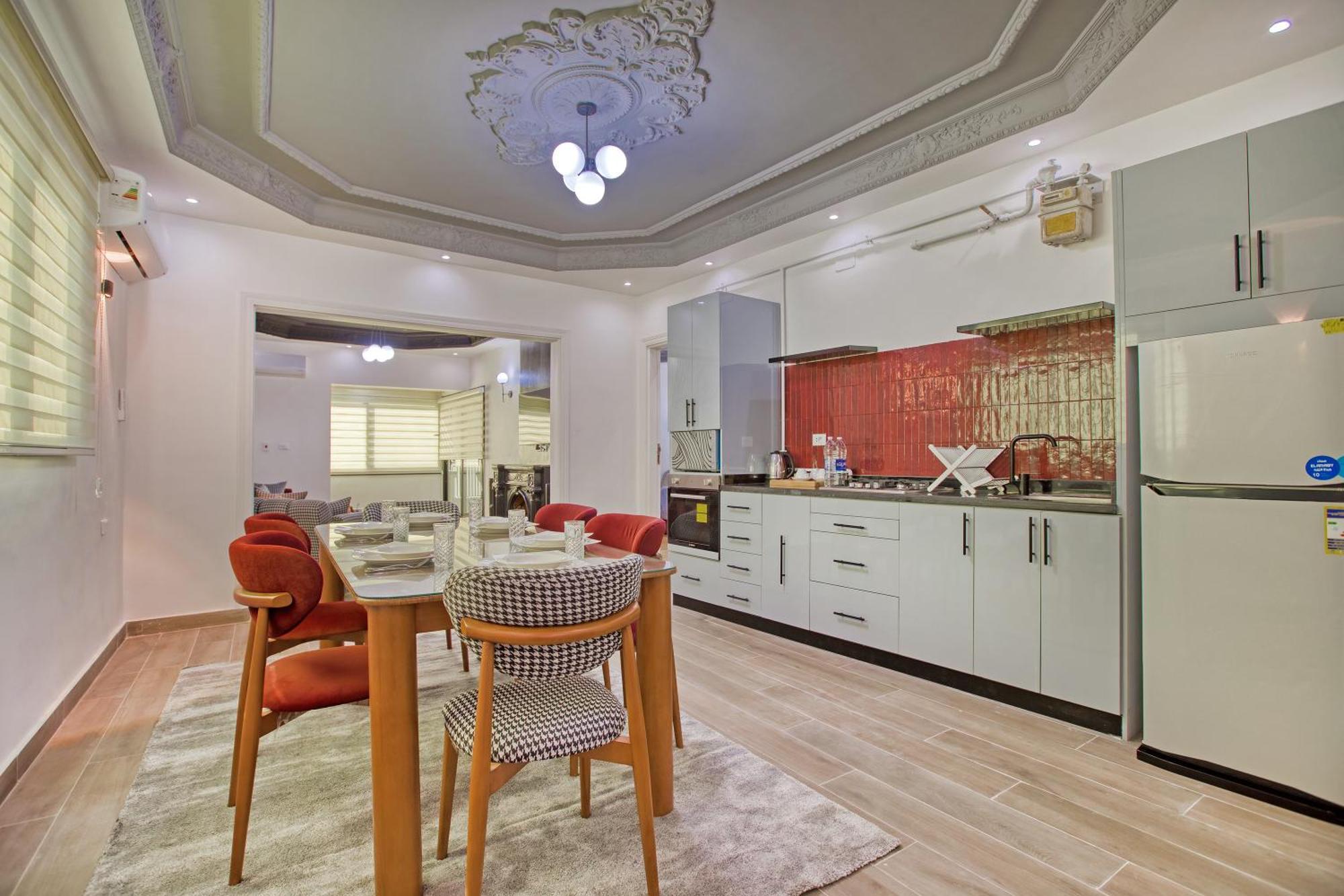 Stylish In Center Apartment *